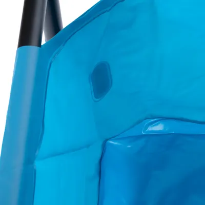 Detaljvy av blått plastmaterial med förstärkt kant och rektangulärt utskuret område, möjligen del av en produkt som en väska eller ett skydd.