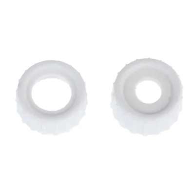 Kaksi valkoista muovirengasta, joissa on uritettu pinta ja keskellä aukko, sopii tarvikkeisiin tai varaosiin.
