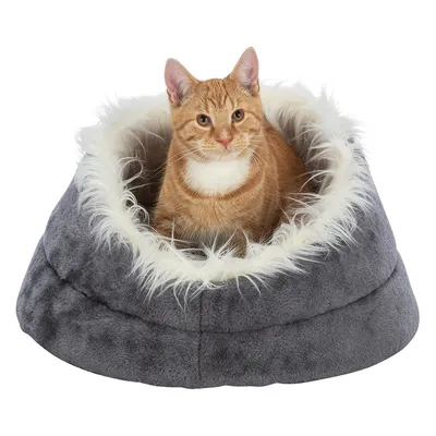 Grå, rund kattsäng med vit kant av konstpäls. En röd hankatt sitter i den och tittar framåt.