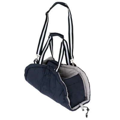 Sac de transport pour animaux, tissu matelassé bleu marine, intérieur gris clair, poche latérale zippée, deux anses courtes et une bandoulière réglable à rayures noires et blanches.