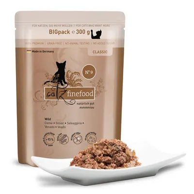 catz finefood No. 9 Wild, BIGpack 300g, Made in Germany, graanvrij, zonder dierproeven, zonder toegevoegde suikers, 93% vleesgehalte, natvoer afgebeeld op een wit bord. catz finefood No. 9 Wild, BIGpack 300g, Made in Germany, graanvrij, zonder dierproeven, zonder toegevoegde suikers, 93% vleesgehalte, natvoer afgebeeld op een wit bord.