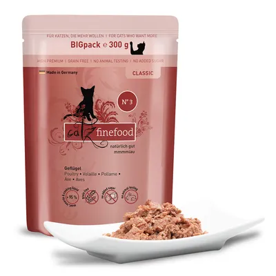 catz finefood No. 3 Gevogelte, BIGpack 300g, Made in Germany, graanvrij, geen dierproeven, zonder toegevoegde suiker, 95% vleesgehalte, Classic, natvoer afgebeeld op een bord. catz finefood No. 3 Gevogelte, BIGpack 300g, Made in Germany, graanvrij, geen dierproeven, zonder toegevoegde suiker, 95% vleesgehalte, Classic, natvoer afgebeeld op een bord.
