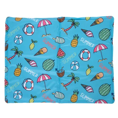 Cooling mat with blue background and summer motifs such as ice cream, watermelons, pineapples, sun umbrellas and palm trees. The word 'SUMMER' is visible multiple times.