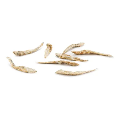 Petits poissons séchés entiers disposés sur fond blanc, sans emballage ni marque visible.