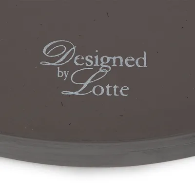 Designed by Lotte. Názov značky na hnedom pozadí.