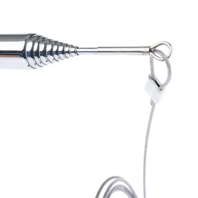 Primer plano de una herramienta metálica plateada con lazo de cable y elemento de fijación. Adecuada para aplicaciones precisas o montaje.
