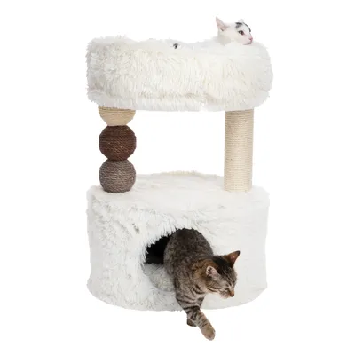 Kratzbaum mit zwei Ebenen aus weissem Plüsch, Sisal-Kratzsäule und Spielbällen. Eine Katze liegt oben, eine andere verlässt die untere Höhle.