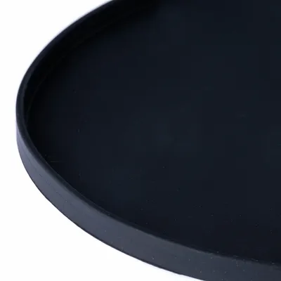 Schwarzer runder Kunststoffdeckel, Detailansicht.