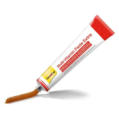 Tube GimCat Multi-Vitamin Paste Extra, texte visible : Support immune system & cell metabolism, no sugar added, no artificial colours, no preservatives. Pâte marron sortant du tube.