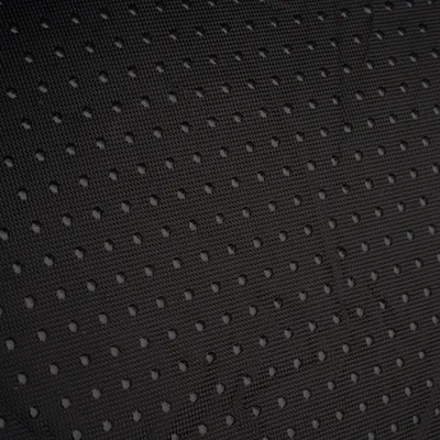 Nahaufnahme eines schwarzen, atmungsaktiven Gewebes mit kleinen Löchern. Materialstruktur für Produktbeschreibung sichtbar.
