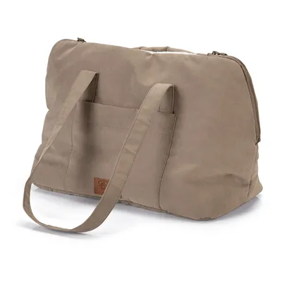 Sac beige en tissu avec deux anses, grande poche avant et fermeture zippée sur le dessus, étiquette marron cousue visible sur la poche.