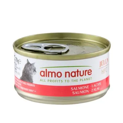 Blikje Almo Nature kattenvoer, tekst: 'almo nature', 'ALL PROFITS TO THE PLANET', 'SALMONE · LACHS · SAUMON · ZALM', afbeelding van kat zichtbaar op etiket.