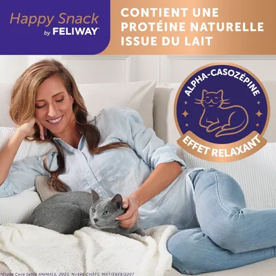 Happy Snack by Feliway, contient une protéine naturelle issue du lait. Badge : Alpha-casozépine effet relaxant. Femme allongée sur un canapé avec un chat gris.