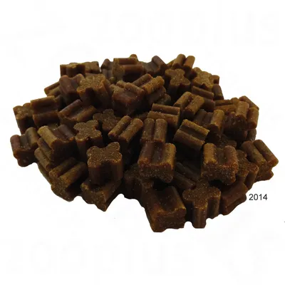 Brune, små hundesnacks i benform, løst stablet.
