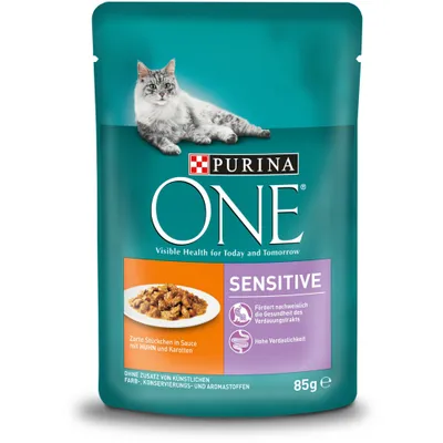 Purina ONE Sensitive, 85 g. Widoczny napis: Zarte Stückchen in Sauce mit Huhn und Karotten. Bez dodatku sztucznych barwników, konserwantów i aromatów.
