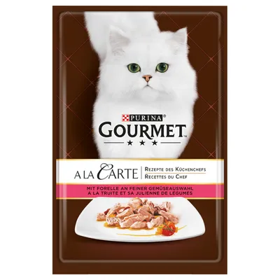Purina Gourmet A la Carte cat food pouch with white cat, visible text: Rezepte des Küchenchefs, Recettes du Chef, mit Forelle an feiner Gemüseauswahl, à la truite et sa julienne de légumes.