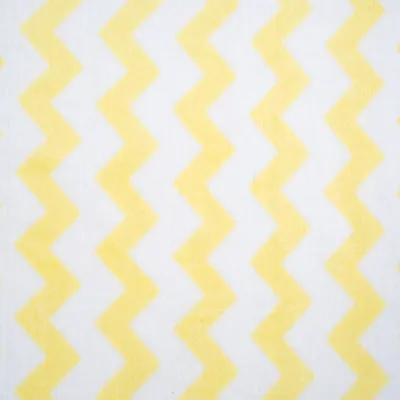 Motif en zigzag jaune sur fond blanc, tissu à motif géométrique visible. Matière textile.