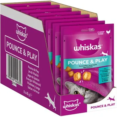 Whiskas Pounce & Play, verpakking met 8 zakjes van 45 g. Tekst: Pounce & Play, Jagen & Spelen, Energie & Vitaliteit, met kip. Afbeelding van kat en snacks op de voorkant.