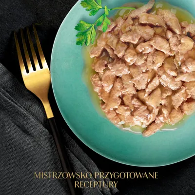 Talerz z kawałkami mięsa w sosie i pietruszką, obok złoty widelec. Tekst: MISTRZOWSKO PRZYGOTOWANE RECEPTURY. Talerz z kawałkami mięsa w sosie i pietruszką, obok złoty widelec. Tekst: MISTRZOWSKO PRZYGOTOWANE RECEPTURY.