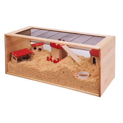 Holzgehege mit Plexiglasfront, rotem Zubehör wie Häuschen und Brücke, Einstreu aus Holzspänen, Futternapf und Wasserbehälter sichtbar.