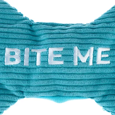Turkost hundleksak med broderad text 'BITE ME' i vita bokstäver.