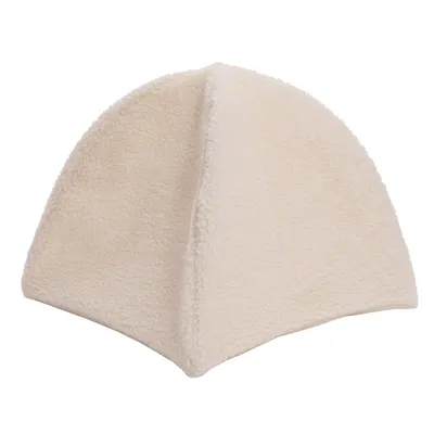 Beiges, dreieckiges Kuschelkissen aus weichem Fleece-Material. Geeignet für Haustierkomfort und Wärme.