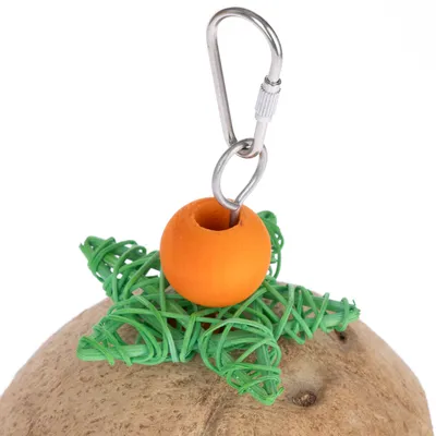Zöld fonott játék narancssárga fa golyóval és fém karabinerrel rögzítéshez.