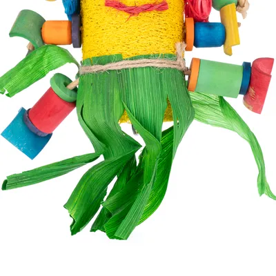 Papagáj játék fából, színezett hengerekkel és zöld levelekkel, sárga középrésszel és zsinóros akasztóval.