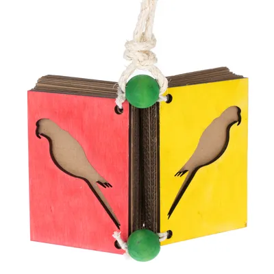 Papageienspielzeug aus Holz und Pappe mit roten und gelben Seiten, Papageien-Silhouetten und grünen Holzkugeln. Hängendes Design mit weisser Kordel.