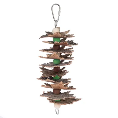 Jouet suspendu en écorce de bois, perles vertes, marron et blanches, avec mousqueton métallique pour fixation. Convient aux cages ou volières.