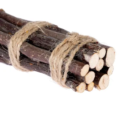 Köteg természetes faágakból, juta kötéllel összekötve.