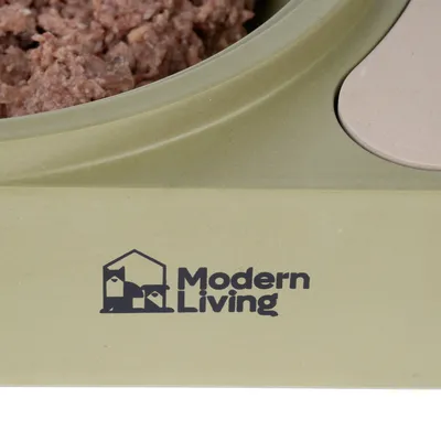 Modern Living logo en un comedero verde con comida húmeda.