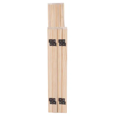 Houten latten met zwarte metalen scharnieren, geschikt voor het opbouwen of monteren van meubels of accessoires.