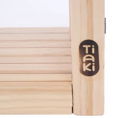 Tiaki-logo op lichte houten lijst, rechthoekige structuur met verticale houten latten.