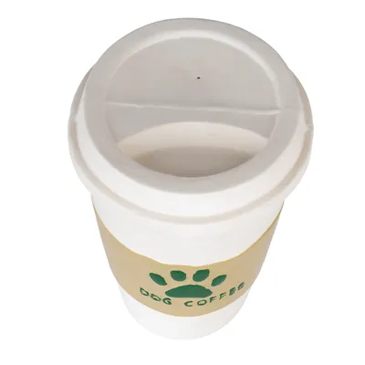 Biała atrapa kubka z napisem 'Dog Coffee' i zielonym odciskiem łapy na beżowej taśmie.