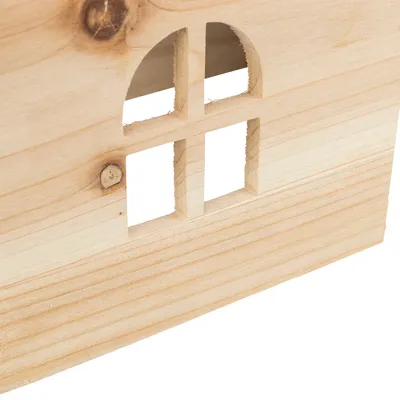 Detailaufnahme eines Holzmaterials mit einem ausgeschnittenen Fenster in Kreuzform. Sichtbare Maserung des Holzes.