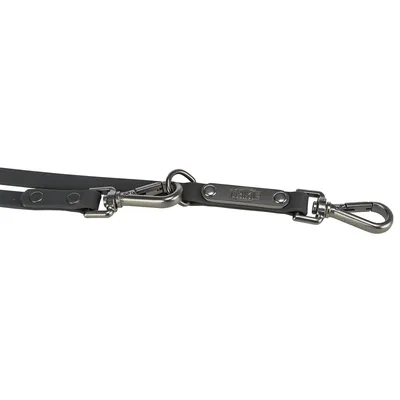 Schwarze Hundeleine mit Metallkarabiner und Nieten, Markenname Trixie auf Lederstück sichtbar.