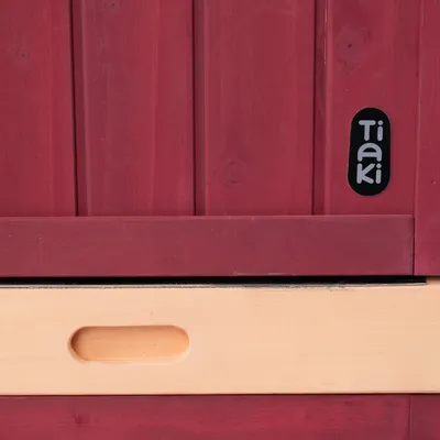Holzstruktur in Rot mit beige-farbener Griffleiste und sichtbarem Markenlogo 'Taki' auf der rechten Seite.