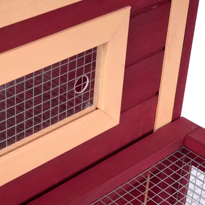 Detailný pohľad na červený lakovaný drevený rám s oknom s mriežkou a kovovou mriežkovou podlahou. Vhodné pre výbeh pre malé zvieratá alebo podobné konštrukcie.