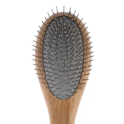 Ovális kefe fa nyéllel és fém sörtékkel, alkalmas szőrzetápoláshoz.