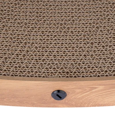 Površina za grebanje od valovitog kartona s drvenim okvirom i crnim plastičnim elementom.