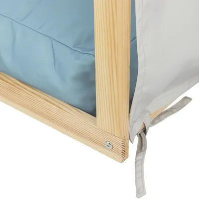 Detailansicht eines Holzrahmens mit blauer Polsterung und weißem Stoff, befestigt mit einer Schraube und einem Band.