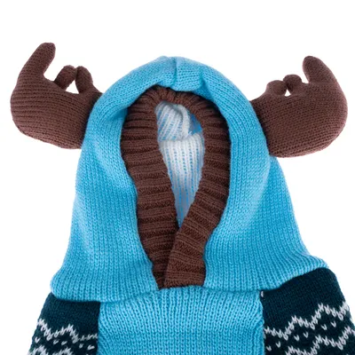 Hellblauer gestrickter Hundepullover mit braunen Geweih-Applikationen und dunkelblauen Musterdetails.