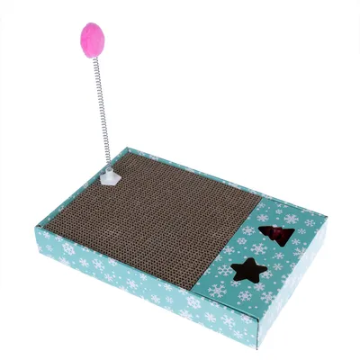 Kratzbrett aus Pappe mit Spielzeugfeder und pinkem Ball, Verpackung mit Schneeflockenmotiv und ausgestanzten Stern- und Baumformen.
