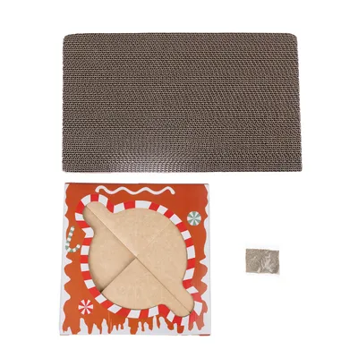 Kratzbrett aus Wellpappe mit weihnachtlichem Design, inklusive Katzenminze-Beutel.