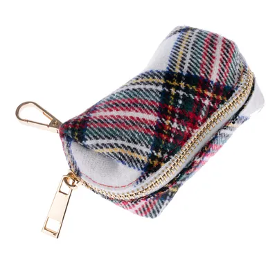 Pochette à motif écossais avec fermeture éclair dorée et mousqueton métallique, tissu à carreaux visible.