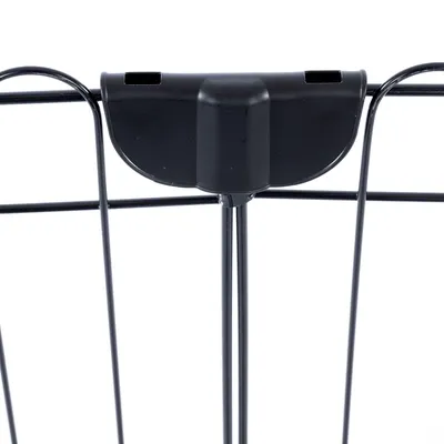 Détail d’une barrière en métal noir avec fixation centrale en plastique noir, vue rapprochée sur la jonction des tiges métalliques et l’élément de connexion.
