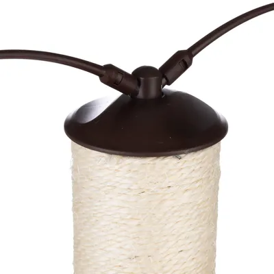 Poteau recouvert de corde en sisal beige avec embout supérieur en plastique marron et deux tiges plastiques fixées au sommet, partie d’un arbre à chat ou griffoir visible.