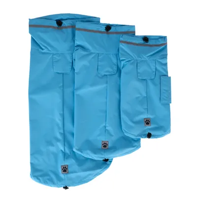 Trois manteaux pour chien bleus de tailles différentes, avec fermeture à bouton et bande réfléchissante, motif patte visible en bas de chaque manteau.