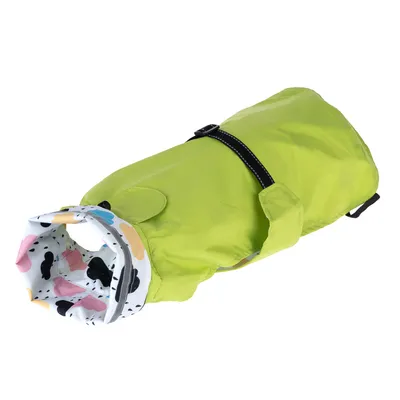 Manteau pour chien vert avec capuche à motifs colorés, fermeture par sangle noire et ouverture pour laisse visible sur le dos. Matière textile.